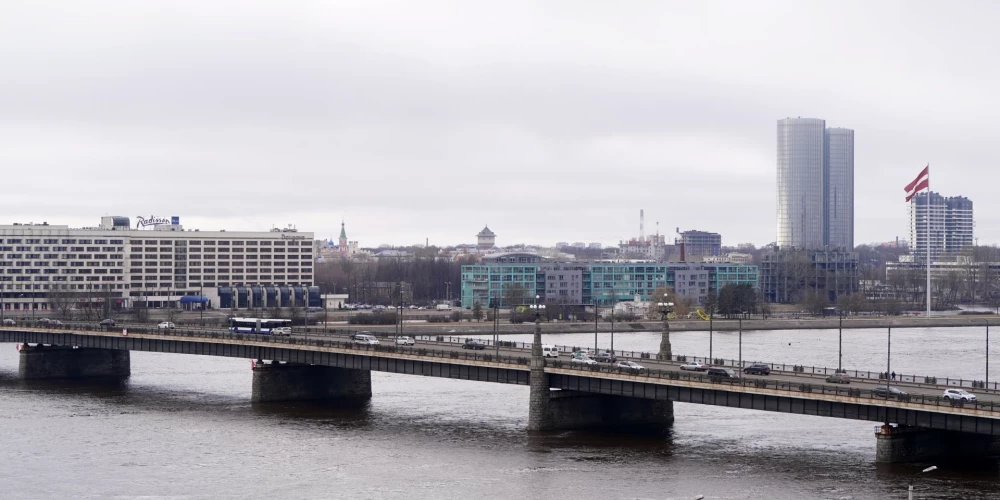 Асфальт на Каменном мосту просел, появились трещины - что говорят в Рижской думе?