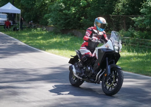 Latvijas gada motocikls 2024 testu dienā pārsteidz ar lielu motociklu klāstu un neredzētu konkurenci