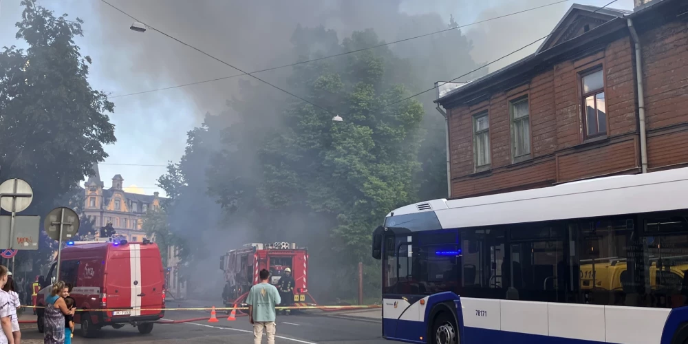  Пожар в двухэтажном деревянном доме на улице Валмиерас, 24 произошел в четверг вечером. 