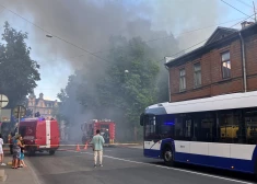  Пожар в двухэтажном деревянном доме на улице Валмиерас, 24 произошел в четверг вечером. 