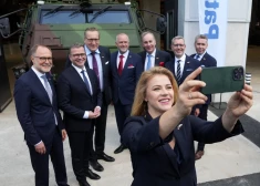 Главы правительств Латвии и Финляндии в Валмиере открыли завод по производству бронемашин
