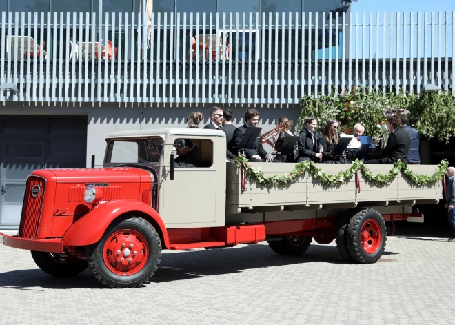Motormuzejā restaurē 87 gadus vecu "Volvo"