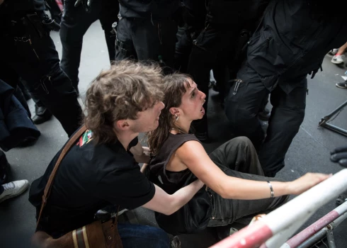 Berlīnes policija izklīdina palestīniešu atbalstītājus Humboltu universitātē