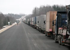 Латвийцы жалуются - очереди грузовиков на границе длинные и затрудняют движение. Что говорит Минсообщения?