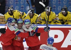 Čehijas hokejisti varenajiem zviedriem iemet septiņas ripas un droši iesoļo finālā