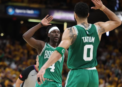 "Celtics" pēc smagas uzvaras viesos nonāk viena panākuma attālumā no NBA fināla