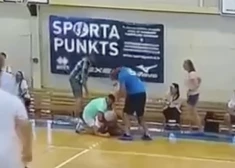 VIDEO: Mārupē jauniešu basketbola spēles laikā sakaujas audzēkņu vecāki