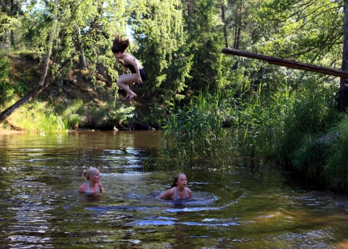 В ближайшие дни будет преобладать южный и восточный ветер, поэтому морская вода останется холодной.