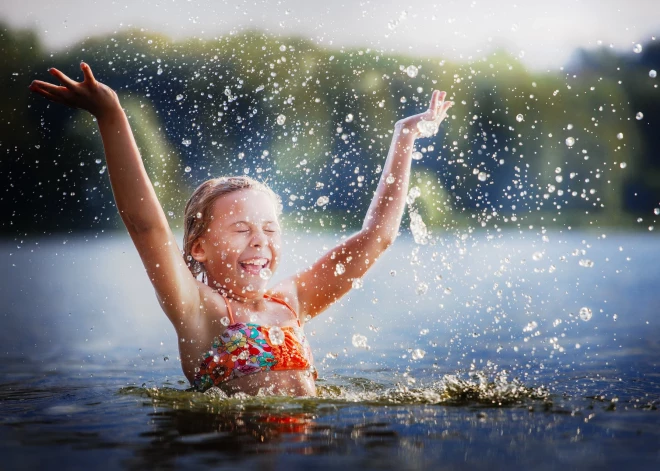 Veldzējošs ūdens Rīgas peldvietās līdz +22 grādiem