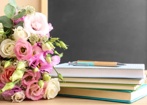 Viedokļi par to, vai izlaidumos izglītības iestāžu darbiniekiem būtu jāsaņem dāvanas no audzēkņu ģimenēm, dalās.