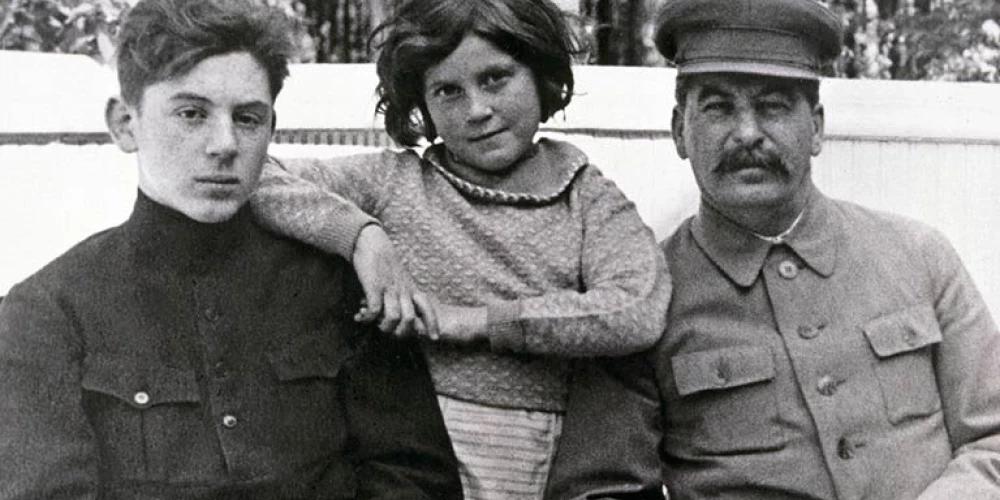 Neparastais stāsts par Staļina meitu, kas izlauzās no sava tēva slavas
