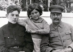 Neparastais stāsts par Staļina meitu, kas izlauzās no sava tēva slavas