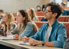 Vāc parakstus par iespēju visiem studējošajiem saņemt apmaksātu mācību atvaļinājumu.