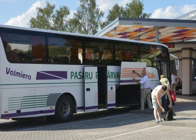 Absurda situācija Valmieras autobusā - pasažierim no saliekamā skrejriteņa liek izņemt akumulatoru