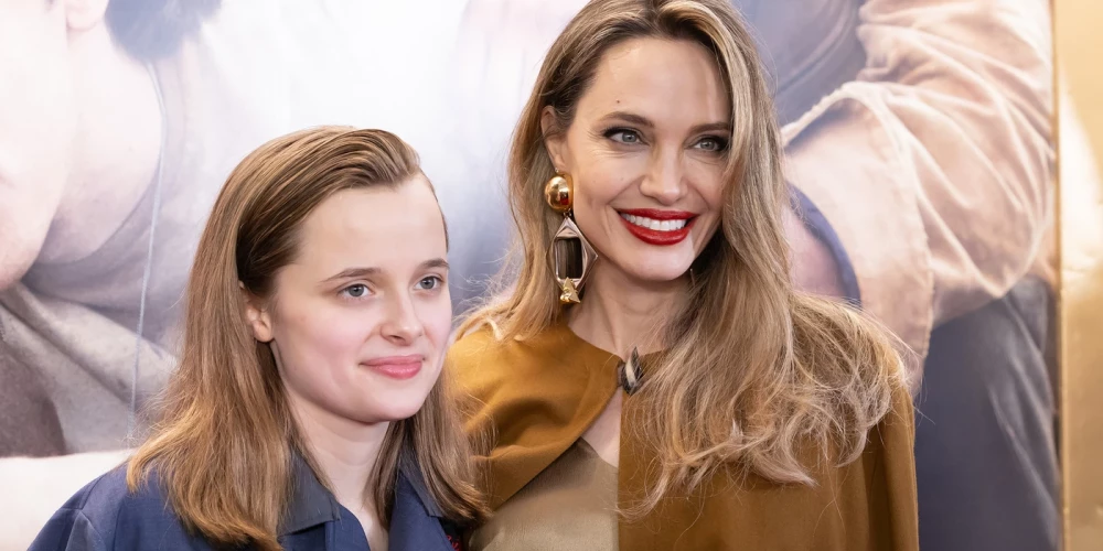 Andželina Džolija ar jaunāko meitu Vivjenu Džoliju.