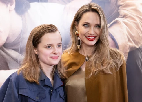 Andželina Džolija ar jaunāko meitu Vivjenu Džoliju.