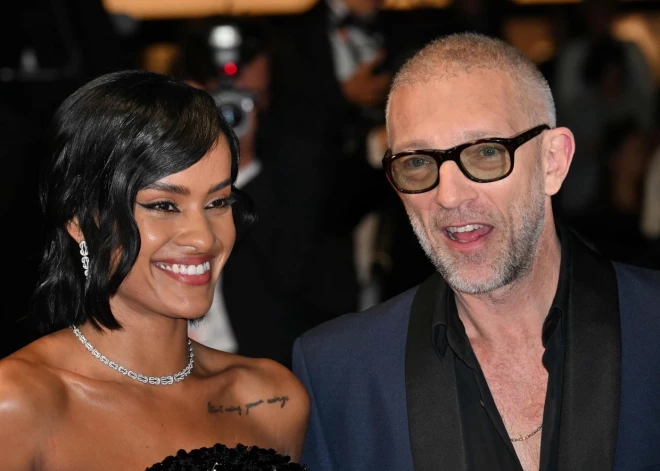 Franču kinozvaigznei Vinsentam Kaselam 30 gadu jaunāka mīļotā sieviete