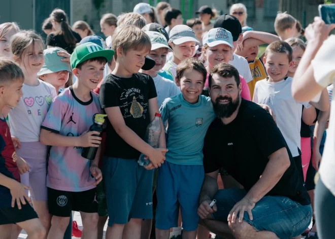 FOTO: Latvijas hokeja izlases kapteinis Kaspars Daugaviņš piedalās atjaunotā Carnikavas stadiona svinīgajā atklāšanā