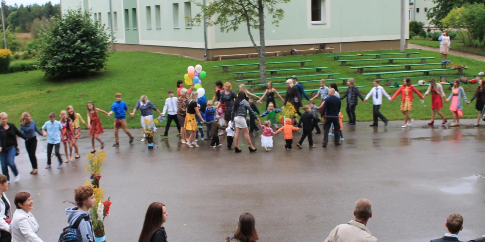 Rāmuļu pamatskolas audzēkņi.