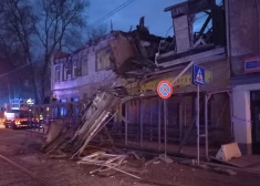 Rīgā nojaukts Pētersalas ielas grausts, kura daļa nesen sabruka uz tramvaja sliedēm
