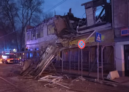 Pavasarī sabruka šīs ēkas daļa, gruvešiem uzgāžoties arī ielai (foto: LTV) 