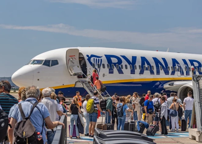 Ryanair уволила членов экипажа, которые сфотографировались спящими на полу