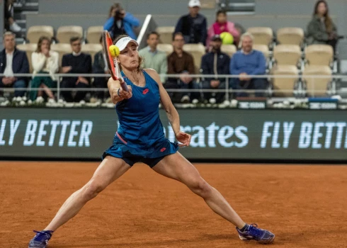 Alizē Kornē pēc pārliecinoša zaudējuma "Roland Garros" pirmajā kārtā nolemj beigt karjeru; favorītiem vieglas uzvaras