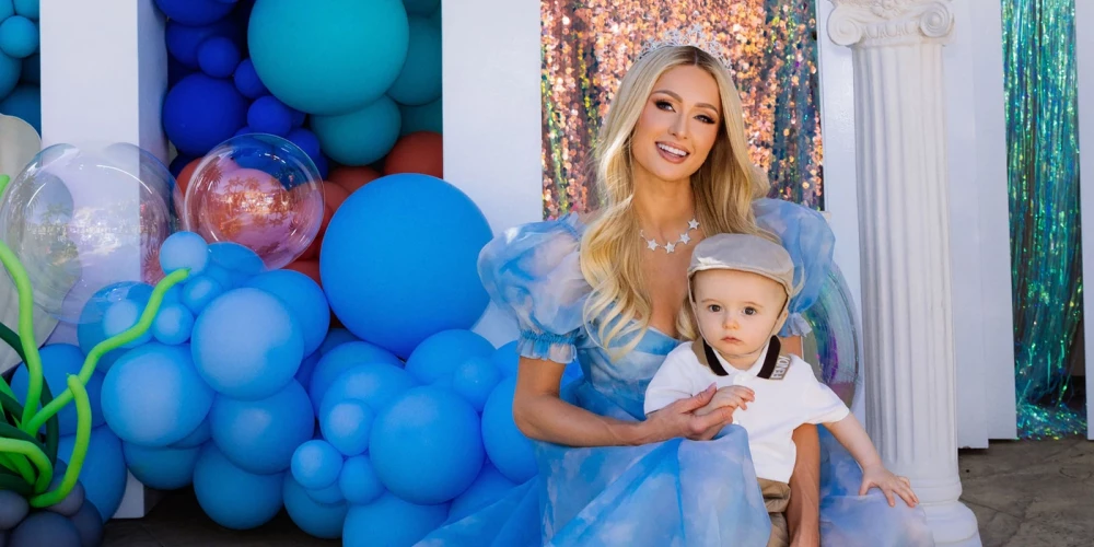 Parisa Hiltone ar dēlu Fēniksu.