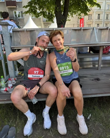 Ārlietu ministre pēc finiša kopā ar padomnieku, drošības ekspertu un rezerves karavīru Tomasu Pildegoviču. Ar šo fotogrāfiju Baiba Braže padalījās savā "Instagram" kontā.