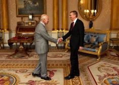 Valsts prezidents Edgars Rinkēvičs tiekas ar Karali Čārlzu III un ielūdz apmeklēt Latviju