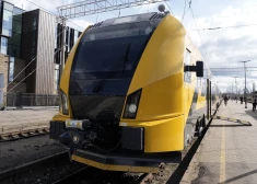 "Inženierijas brīnums," aculieciniekus izbrīna improvizētā pasažieru vilciena platforma Tukumā