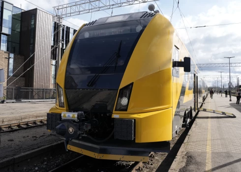 "Inženierijas brīnums," aculieciniekus izbrīna improvizētā pasažieru vilciena platforma Tukumā