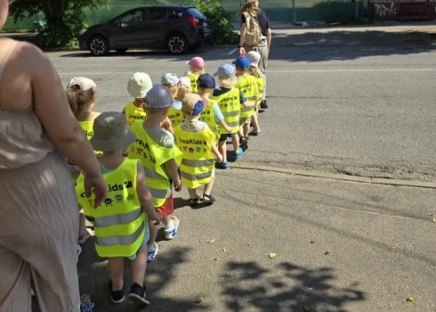 Bērnudārznieki spiesti ceļu šķērsot nedrošā veidā.
