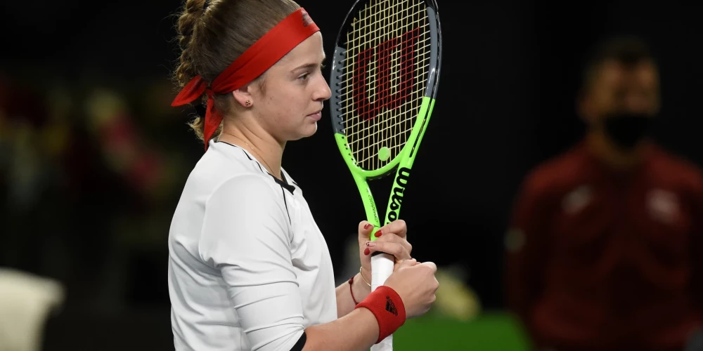 Ostapenko un Tausones spēle pārcelta lietus dēļ