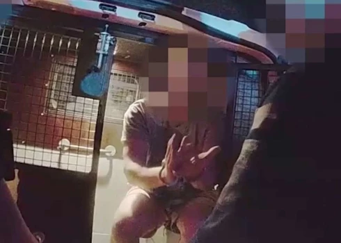 Физическая сила и специальные средства: полицейские с трудом задержали пьяного и буйного водителя на Краста