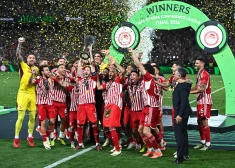 "Olympiacos" kapteinis Kosts Furtunis ar UEFA Konferences līgas uzvarētāu trofeju.