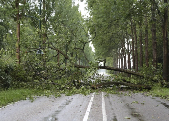 Pagājušajā diennaktī 17 reizes ugunsdzēsēji devušies izsaukumos negaisa seku likvidēšanai