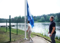 Oficiāli: Bābelītes ezerā izcila ūdens kvalitāte - pirmo reizi pacelts "Zilais karogs"