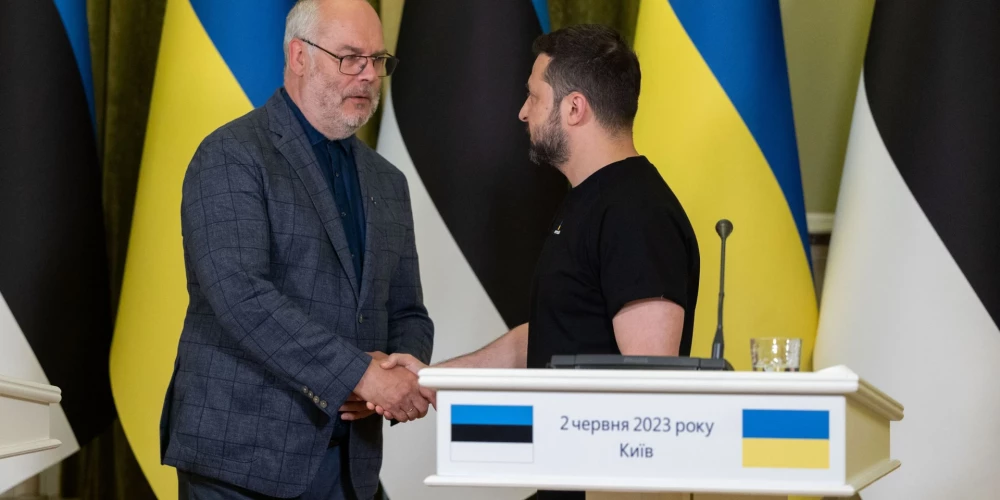 Igaunijas prezidents Alars Kariss pērn apmeklēja Kijivu, kur tikās ar Ukrainas prezidentu Volodimiru Zelenski