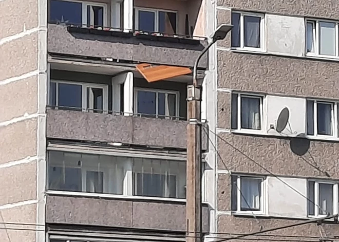 Свисавшая с балкона многоэтажного дома в Пурвциемсе дверь переполошила людей