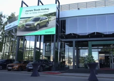 Pārdaugavā atklāts zaļākais "Škoda" autosalons; par katru pārdoto auto iestādīs 100 kokus