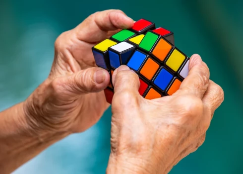 Erno Rubiks: rubika kubs mums atgādina, kāpēc mums ir rokas