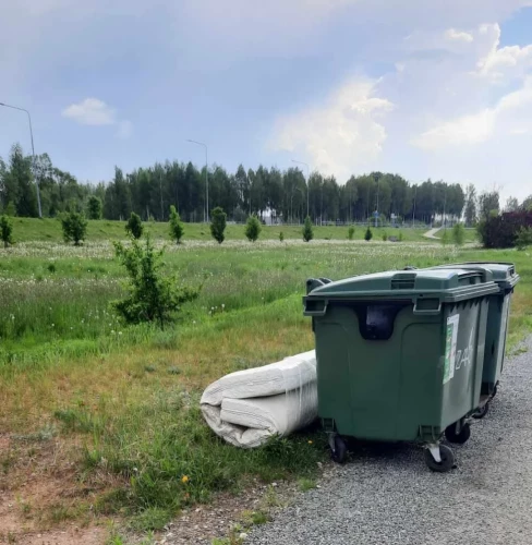 Limbažu pašvaldība ir pikta uz novadniekiem, kuri lielgabarīta atkritumus izmētā, kur pagadās – arī pie šķiroto atkritumu konteineriem, kas veciem matračiem, kā tas redzams attēlā, nemaz nav piemēroti.