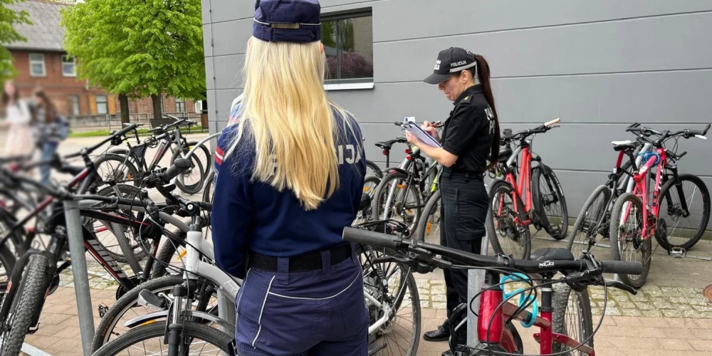 Jelgavas policistes un policisti konstatējuši, ka pilsētā divas trešdaļas bērnu un jauniešu, kuri brauc ar velosipēdiem un skrejriteņiem, pārkāpj ceļu satiksmes noteikumus.