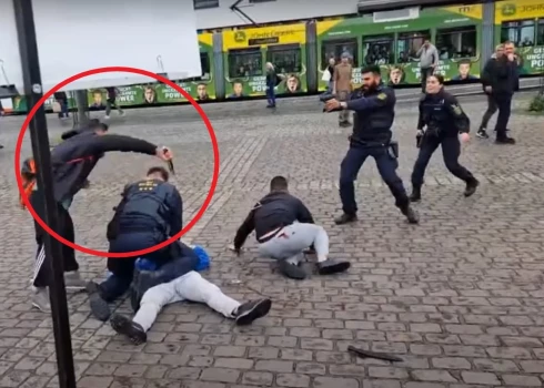 ШОК-ВИДЕО: в Германии мужчина с ножом набросился на участников антиисламского митинга