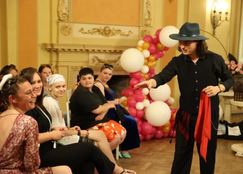 FOTO: ar Pecolli burvju trikiem un bijušās uzvarētājas dziedāšanu prezentē sociālā projekta "Caur ērkšķiem uz..." jauno sezonu
