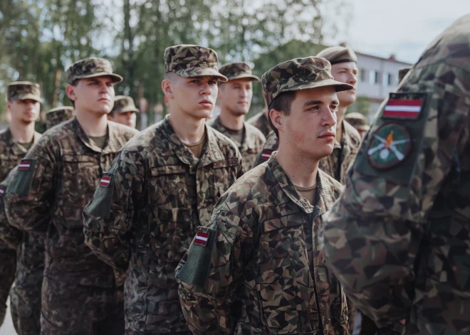 В пятницу, 31 мая, в присутствии родственников военнослужащих на военной базе в Адажи состоялась торжественная церемония выпуска военнослужащих первого призыва Службы государственной обороны, которые начали службу 1 июля прошлого года.