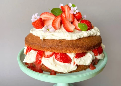 Anglosakši to sauc vienkārši – Victoria sponge – un ik pa brīdim liek uz labas dzīvošanas žurnālu vākiem.