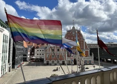 Pērn LGBT karogs jau plīvoja pie Rīgas Rātsnama, daļā raisot sašutumu.