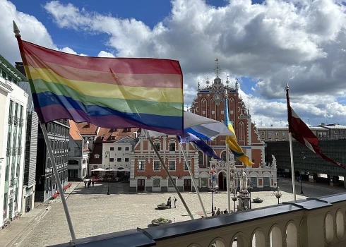 Pērn LGBT karogs jau plīvoja pie Rīgas Rātsnama, daļā raisot sašutumu.